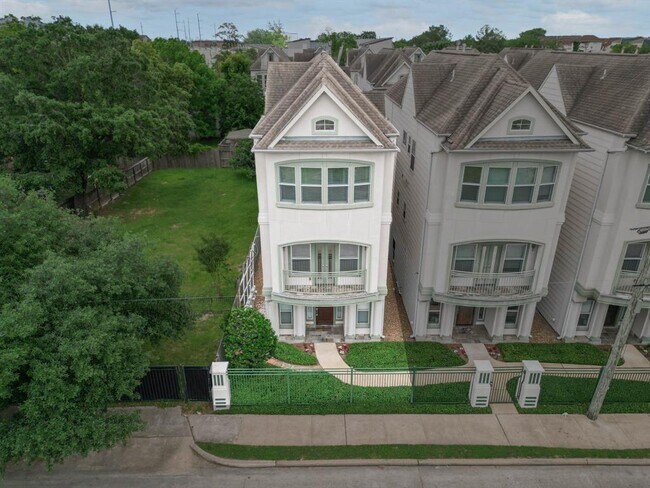 4711 San Jacinto St in Houston, TX - Building Photo - Building Photo