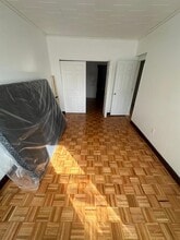 58 Hemlock St in Brooklyn, NY - Building Photo - Building Photo