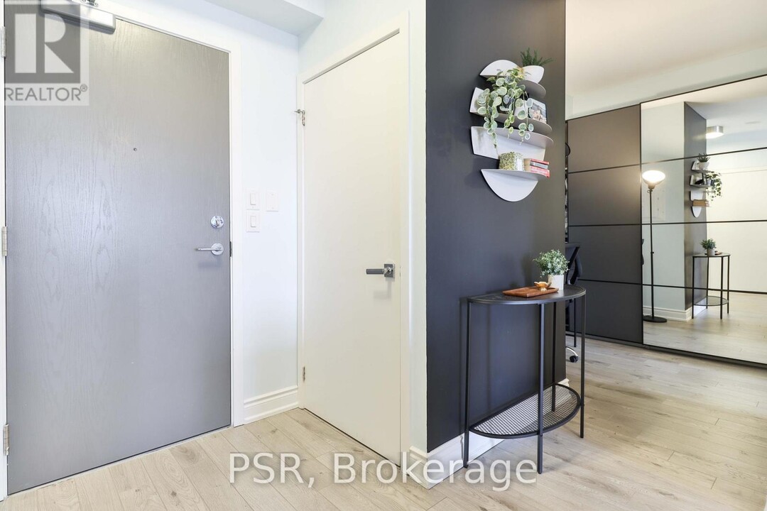 21-1221 Widmer St in Toronto, ON - Building Photo