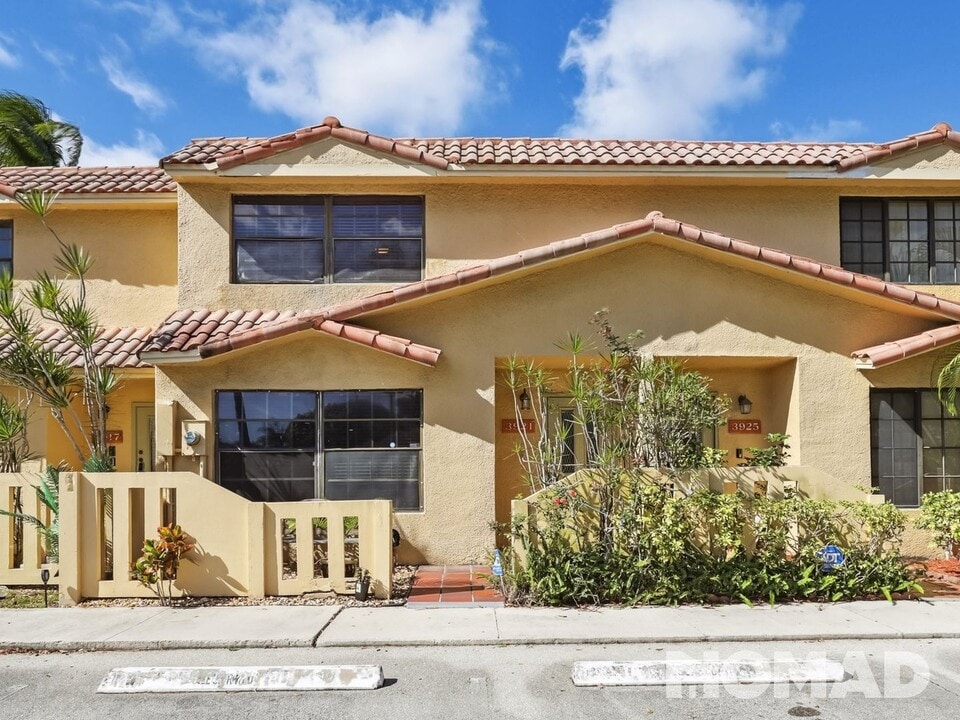 3921 NW 94th Ave in Sunrise, FL - Building Photo