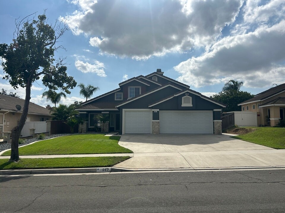 947 Cheyenne Rd in Corona, CA - Foto de edificio