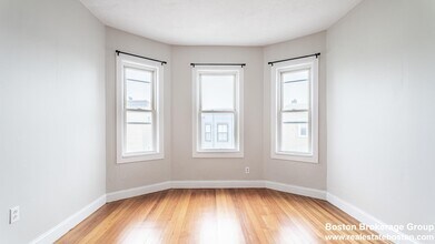 17 Cawfield St, Unit 1 in Boston, MA - Foto de edificio - Building Photo