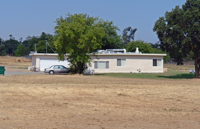 7331 26th St in Rio Linda, CA - Foto de edificio - Building Photo