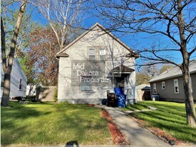 405 S Minnesota St in Mitchell, SD - Building Photo