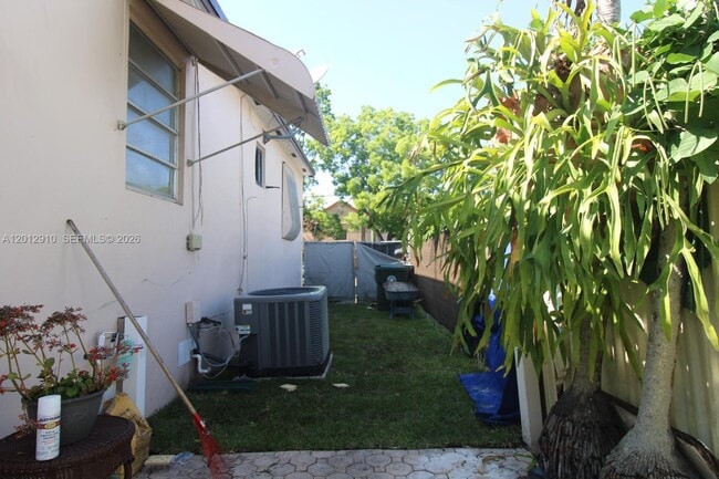 5860 SW 9th St in West Miami, FL - Building Photo - Building Photo