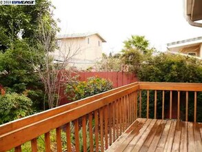 5134 Elmwood Ave in Newark, CA - Foto de edificio - Building Photo