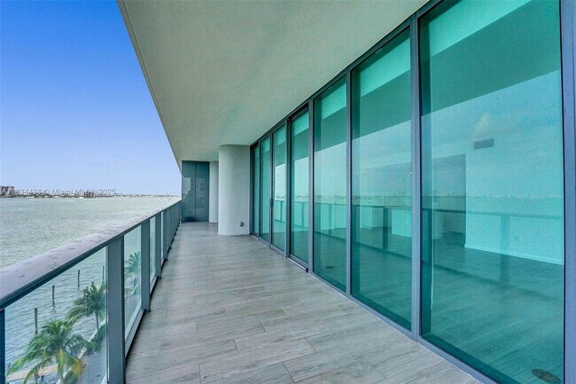 3131 NE 7th Ave, Unit 706 in Miami, FL - Building Photo - Building Photo