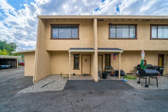 1243 Wurch Way in Redding, CA - Foto de edificio - Building Photo