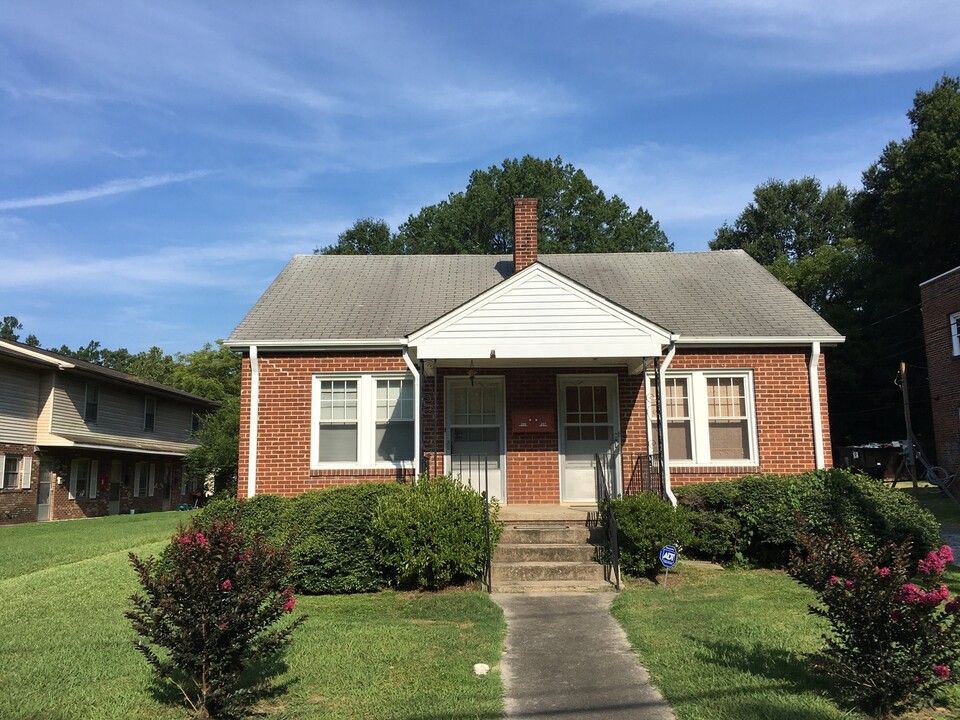 209 Markham St in Burlington, NC - Building Photo