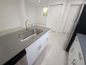 580 NW 34th St in Miami, FL - Building Photo - Building Photo