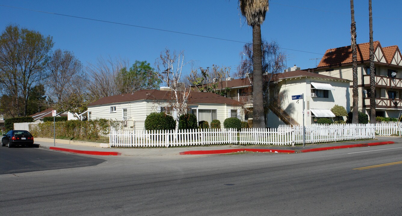 7105-7117 1/2 Hazeltine Ave in Van Nuys, CA - Building Photo