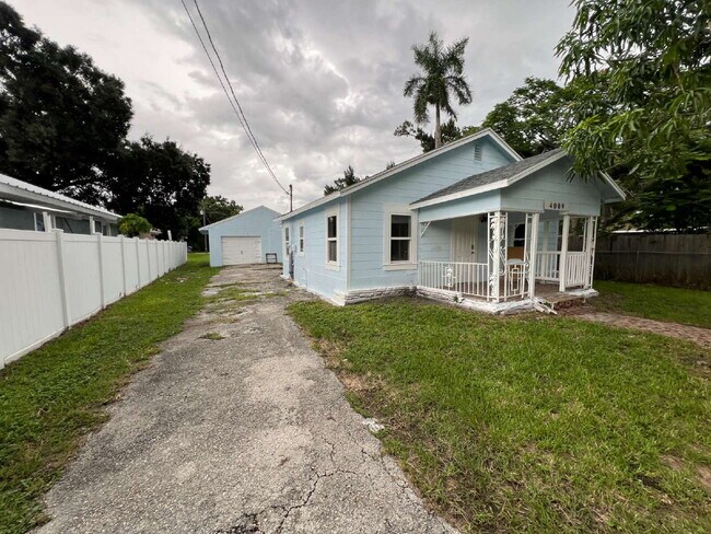 4009 Woodside Ave in Ft. Myers, FL - Foto de edificio - Building Photo