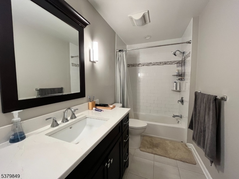 5 Cedar Ct in Bedminster, NJ - Building Photo