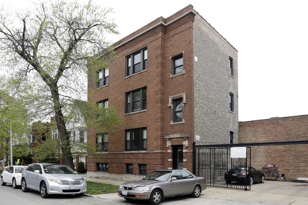 2410 W Cullom Ave in Chicago, IL - Building Photo