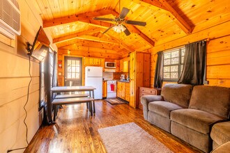 31 Cabin Row, Unit 2 in Hendersonville, NC - Foto de edificio - Building Photo