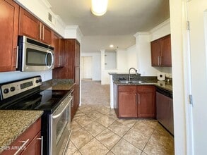 2025 E Campbell Ave, Unit 312 in Phoenix, AZ - Foto de edificio - Building Photo