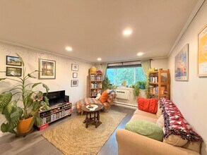 326 Broadway, Unit 19 in Somerville, MA - Foto de edificio - Building Photo