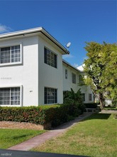 825 W 40th St-Unit -# 421 in Miami Beach, FL - Building Photo - Building Photo