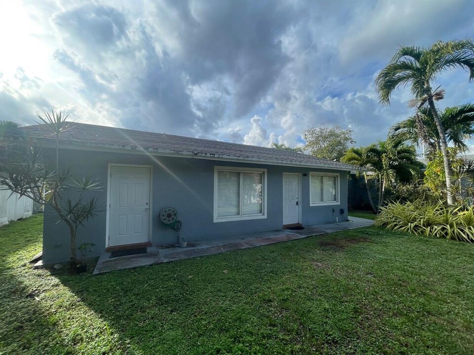 35 NE 3rd St, Unit B in Dania Beach, FL - Building Photo