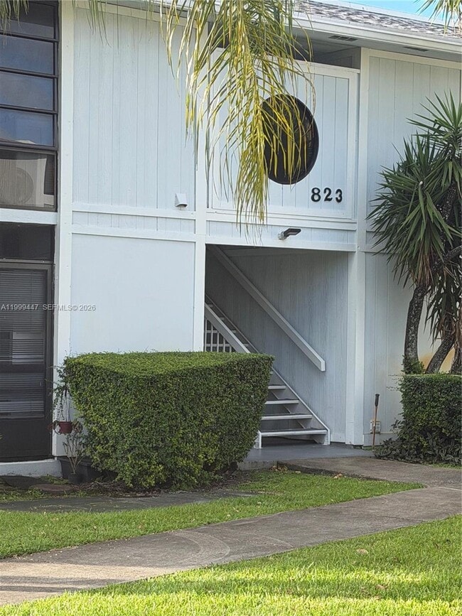 823 NE 199th St in Miami, FL - Building Photo - Building Photo