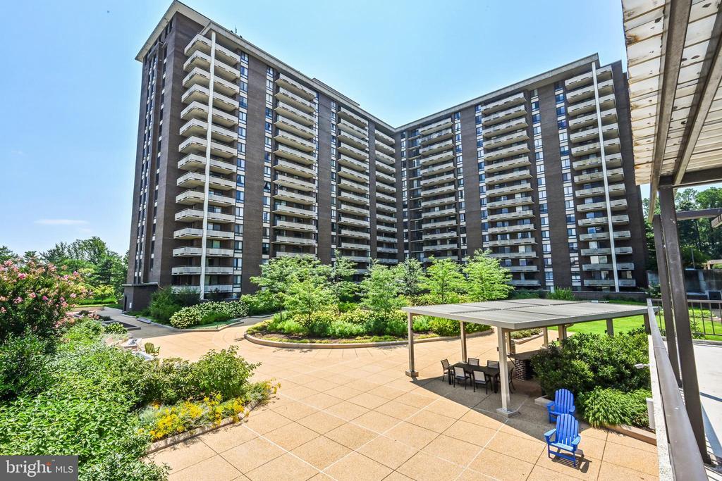 1800 Old Meadow Rd in McLean, VA - Building Photo