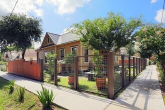 2108 Fletcher St in Houston, TX - Building Photo - Building Photo