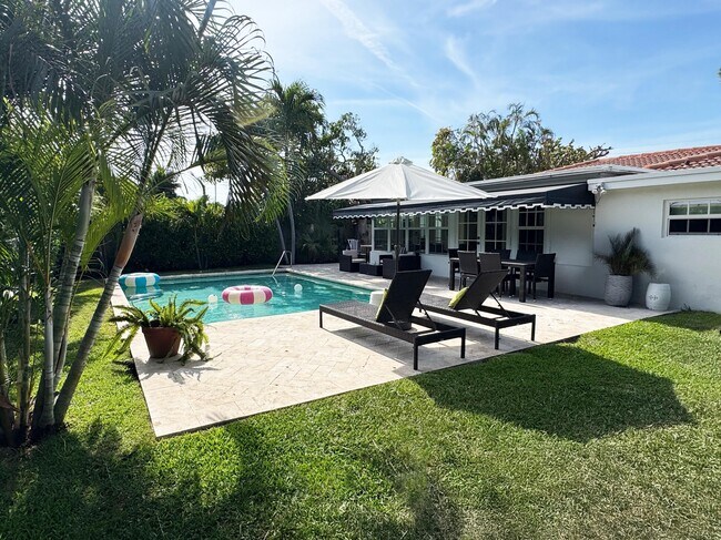 360 Alhambra Pl in West Palm Beach, FL - Building Photo - Building Photo