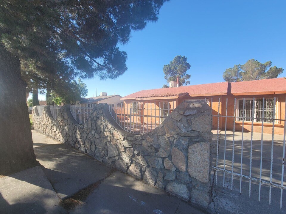 7760 Acapulco Ave in El Paso, TX - Building Photo