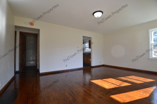 521 Elmwood Ave in Joliet, IL - Foto de edificio - Building Photo