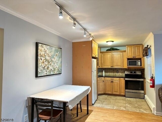 197 N Beverwyck Rd in Parsippany Troy Hills, NJ - Building Photo - Building Photo