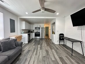 1004 Grace St, Unit A in High Point, NC - Foto de edificio - Building Photo