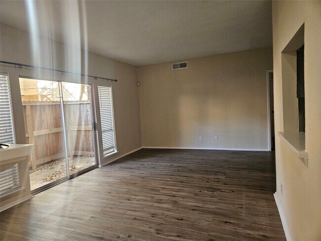 1915 Augusta Dr in Houston, TX - Building Photo - Building Photo