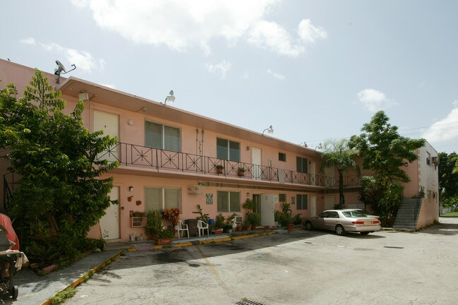 5831 SW 8th St in West Miami, FL - Foto de edificio - Building Photo