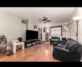 229 W Downer Pl, Unit Apt 2 in Aurora, IL - Foto de edificio - Building Photo