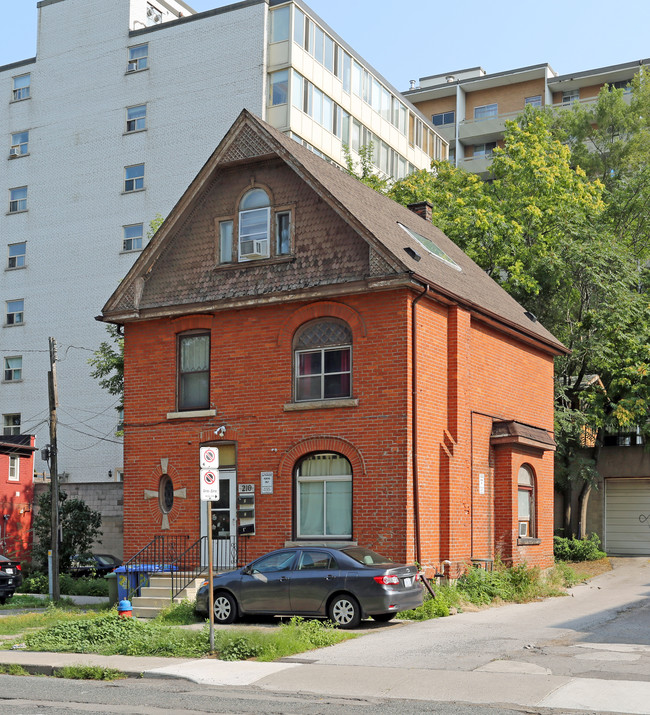 210 Hunter St W in Hamilton, ON - Building Photo - Primary Photo