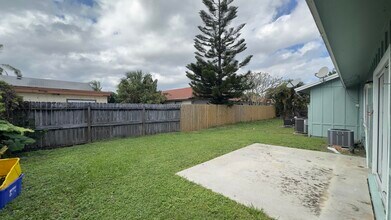 9221 W Highland Pines Dr in Palm Beach Gardens, FL - Building Photo - Building Photo