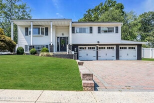 10 Linda Cir in Matawan, NJ - Building Photo