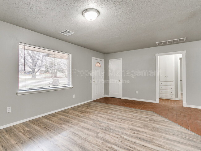 409 E Hill Dr in Guthrie, OK - Building Photo - Building Photo