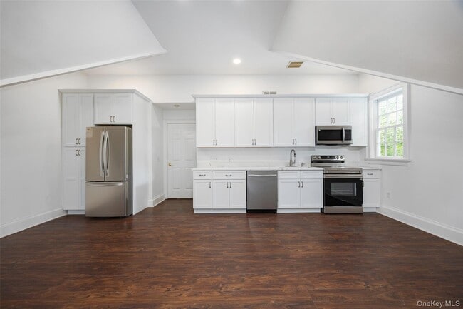 42 Beechwood Ave in Poughkeepsie, NY - Building Photo - Building Photo