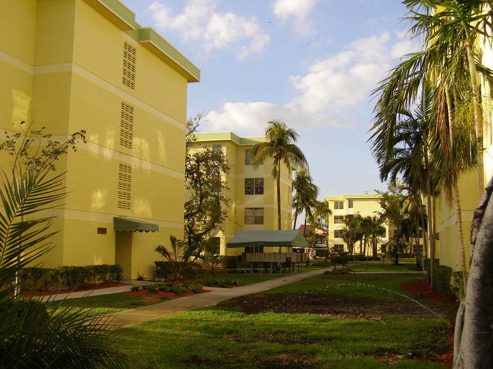 Cambridge House in Hialeah, FL - Building Photo