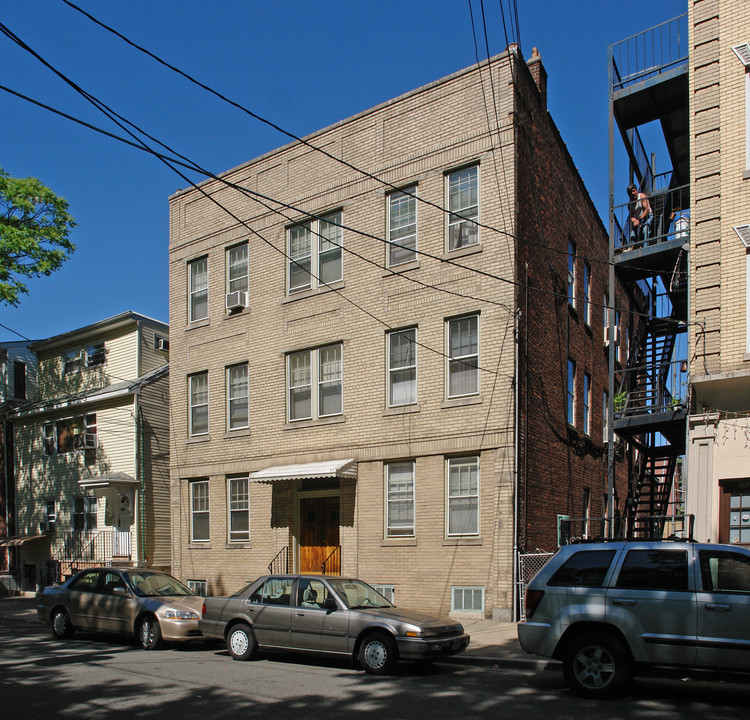 225-231 Adams St in Newark, NJ - Building Photo