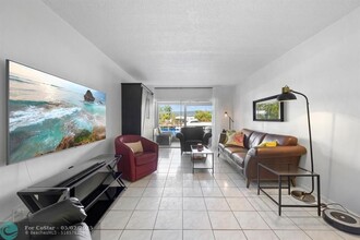 460 Paradise Isle Blvd in Hallandale Beach, FL - Building Photo - Building Photo