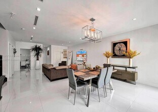 7565 NW 177th Terrace in Hialeah, FL - Building Photo - Building Photo