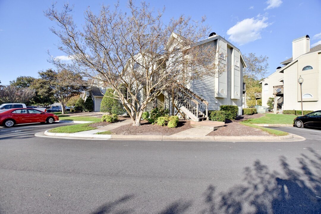 525 E Lake Cir in Chesapeake, VA - Building Photo