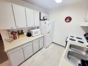 301 E 46th Ave, Unit 4 in Anchorage, AK - Foto de edificio - Building Photo