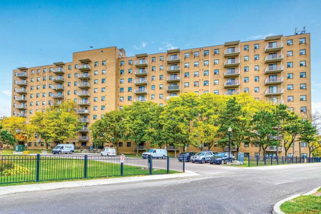 Brampton Village Apartments in Brampton, ON - Building Photo