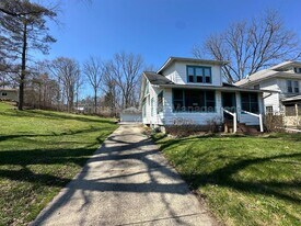 449 24th St N in Springfield, MI - Building Photo