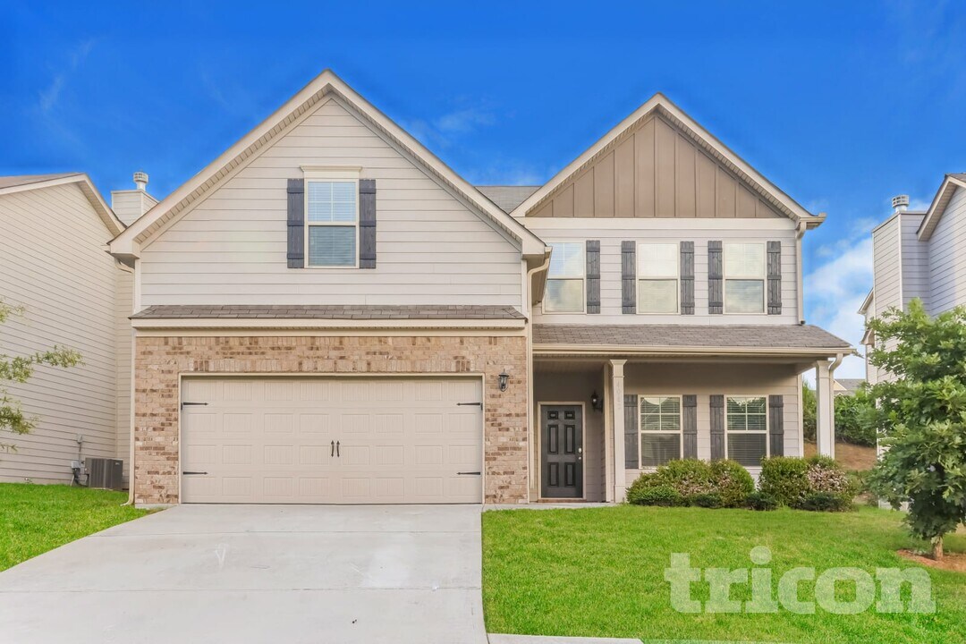 4042 Plymouth Rock Drive in Loganville, GA - Building Photo