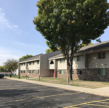 Cardinal Manor Apartments in Willmar, MN - Building Photo