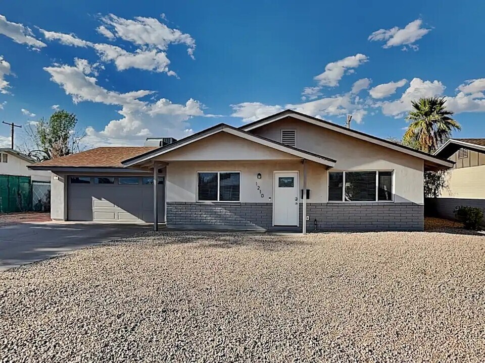 1211 W Elna Rae St in Tempe, AZ - Building Photo